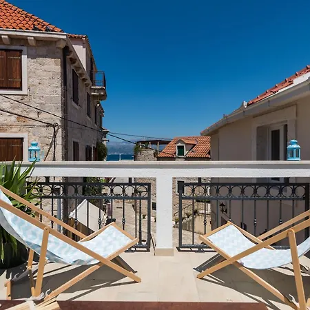 Apartment House Riva Supetar
