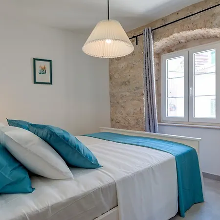 Apartment House Riva Supetar