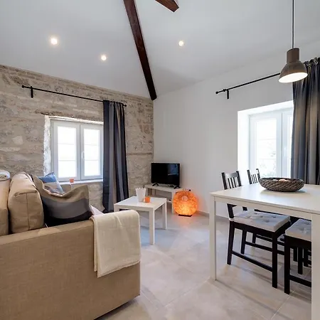 Apartment House Riva Supetar
